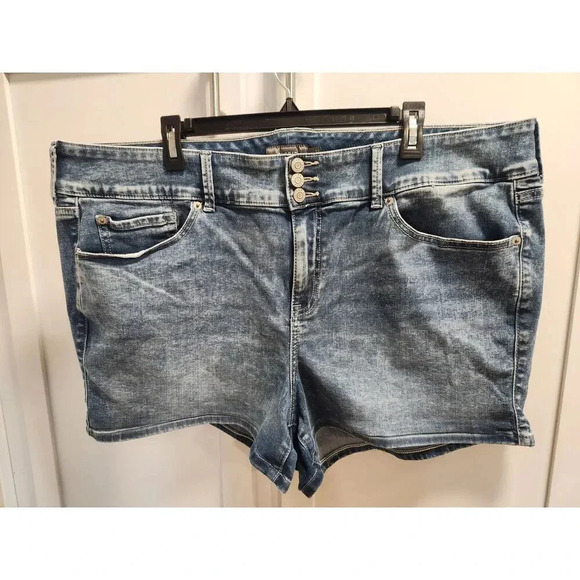 Torrid High Waist Three Button 3.25" Shorts Size 24W - Picture 1 of 8
